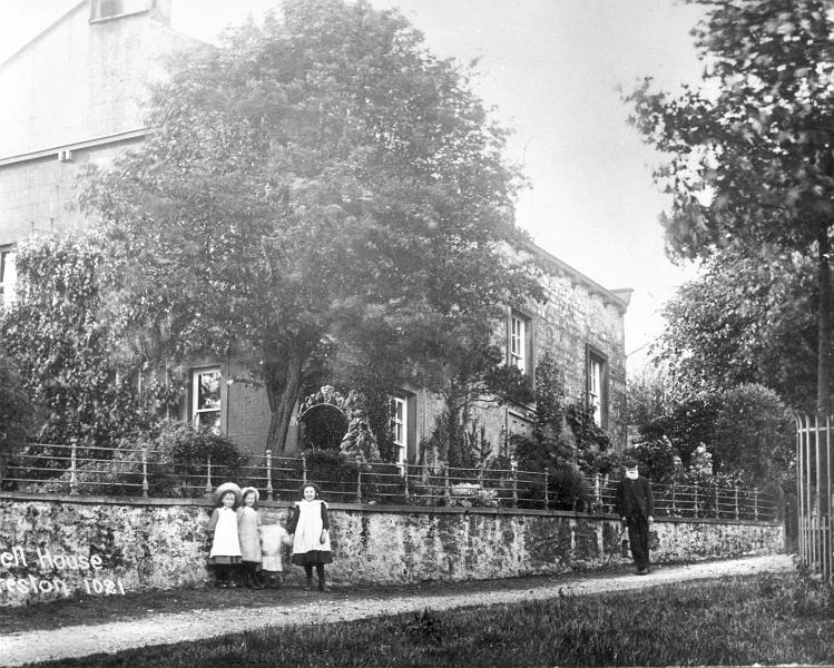 Cromwell House 1904.jpg - Cromwell House at West End in 1904.